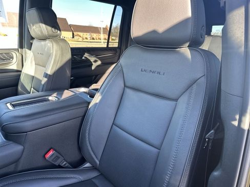 Used 2024 GMC Yukon XL Denali image 11