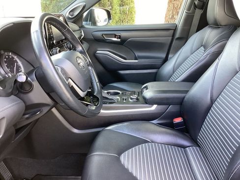 Used 2022 Toyota Highlander XSE AWD/4WD image 5