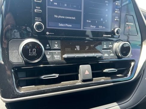 Used 2022 Toyota Highlander L FWD image 25