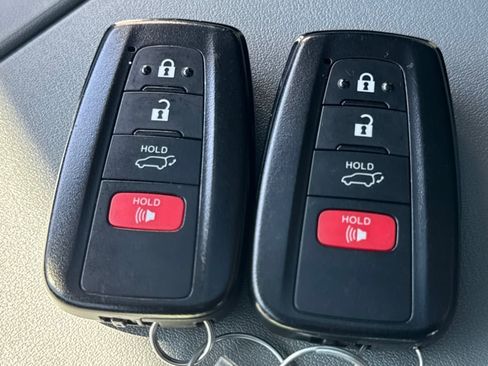 Used 2022 Toyota Highlander XLE image 31