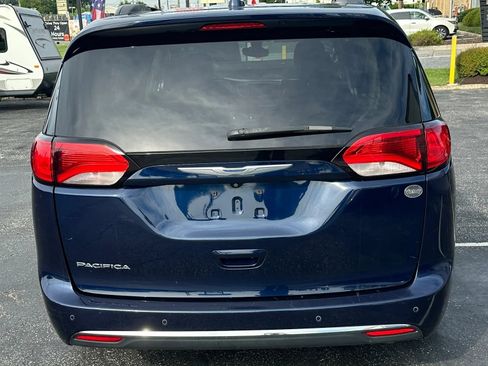 Used 2017 Chrysler Pacifica Touring-L FWD image 6