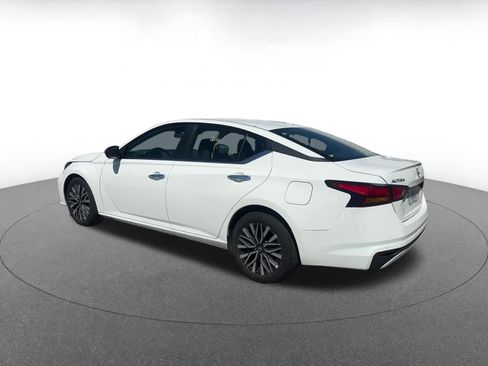 Used 2025 Nissan Altima 2.5 SV image 10