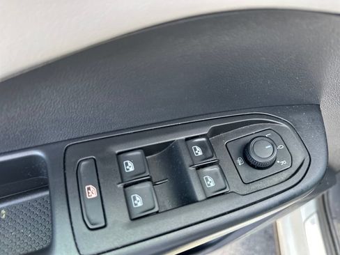 Used 2023 Volkswagen Taos SE w/ Panoramic Sunroof Package FWD image 14