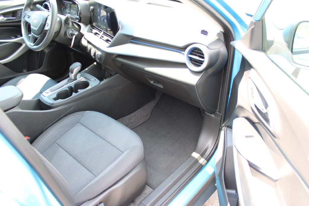 Certified 2025 Chevrolet Trax LS FWD image 40