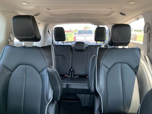 Used 2023 Chrysler Pacifica Limited FWD image 8