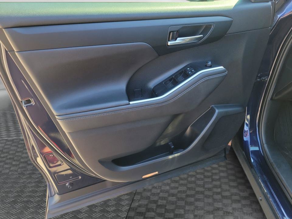 Used 2020 Toyota Highlander XLE FWD image 32