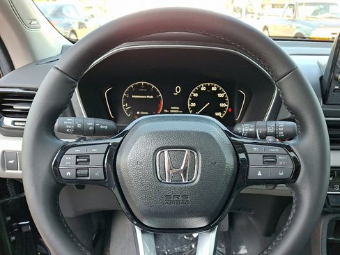 New 2025 Honda Pilot Touring image 9