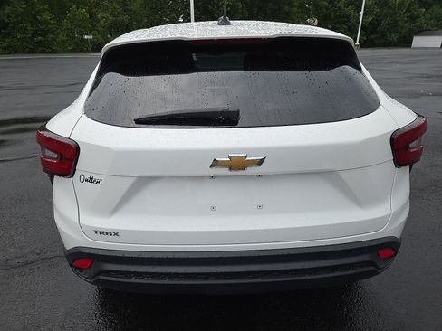 Used 2024 Chevrolet Trax LS w/ LS Convenience Package FWD image 4