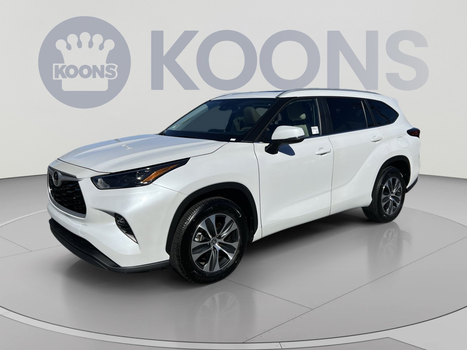 Used 2023 Toyota Highlander XLE FWD image 1
