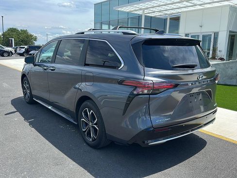 Used 2025 Toyota Sienna Platinum AWD/4WD image 7