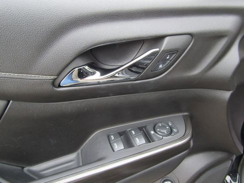 Used 2023 GMC Acadia SLT image 25