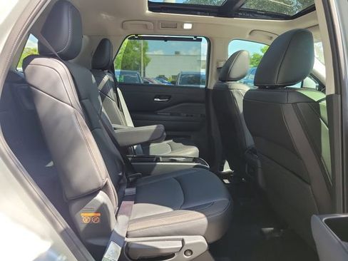 Used 2024 Nissan Pathfinder SL w/ SL Premium Package FWD image 28