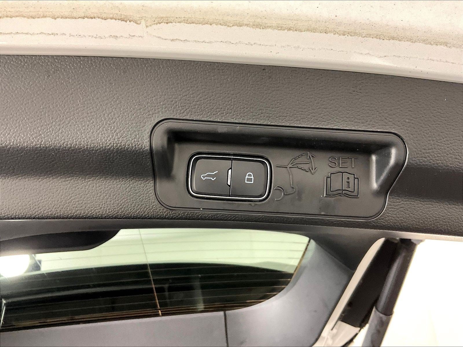 Used 2024 Ford Explorer XLT w/ Equipment Group 202A AWD/4WD image 39