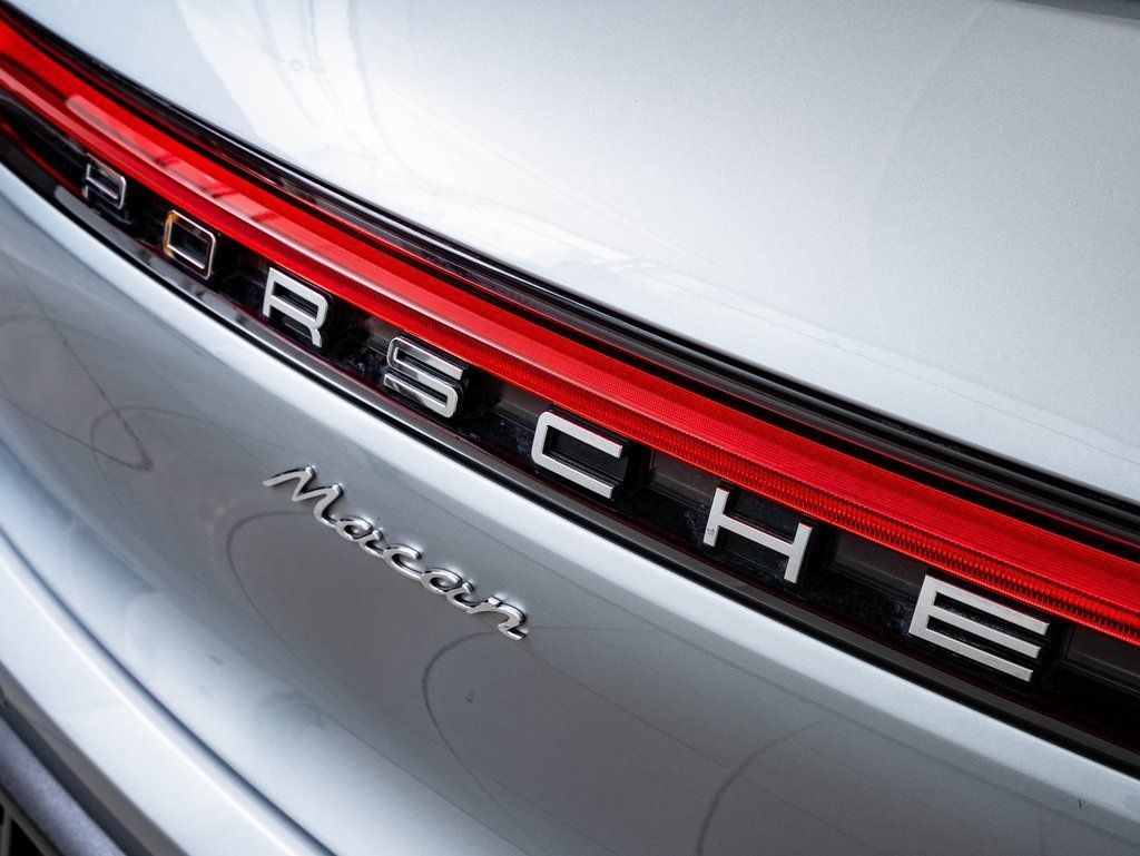 Certified 2025 Porsche Macan AWD/4WD image 19