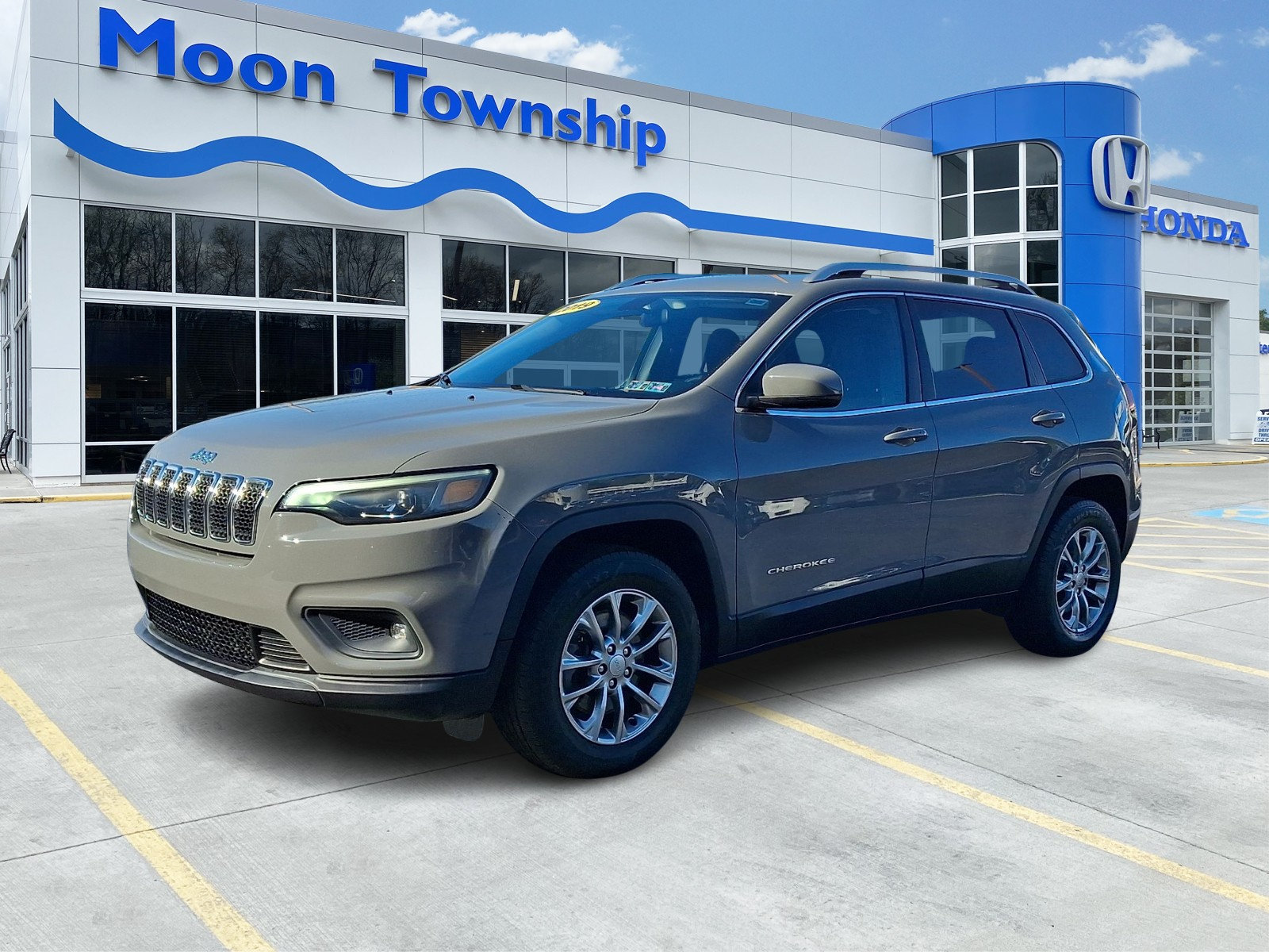 Used 2019 Jeep Cherokee Latitude Plus w/ Cold Weather Group AWD/4WD image 3