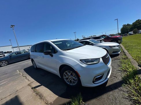 Used 2024 Chrysler Pacifica Touring-L FWD image 4