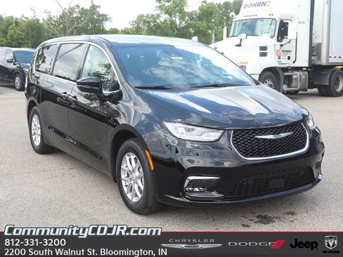 New 2025 Chrysler Pacifica Select image 1