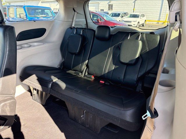 Used 2017 Chrysler Pacifica Touring-L FWD image 22