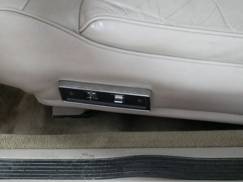Used 1993 Lincoln Town Car Signature RWD image 20