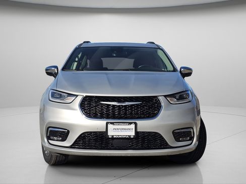 Used 2023 Chrysler Pacifica Limited image 3