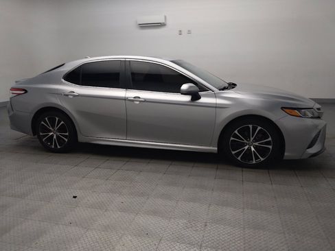 Used 2020 Toyota Camry SE FWD image 11
