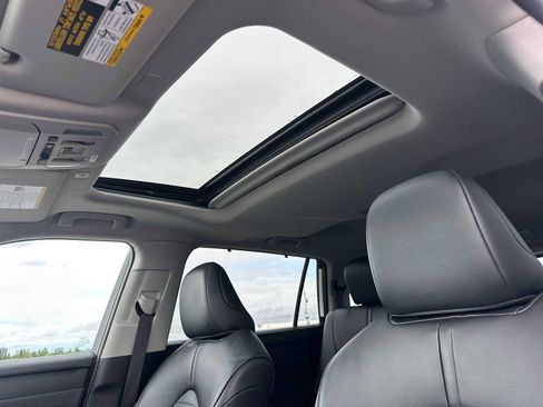 Used 2024 Toyota Highlander LE image 24