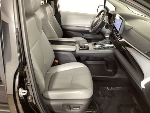 Used 2025 Toyota Sienna XLE FWD image 37
