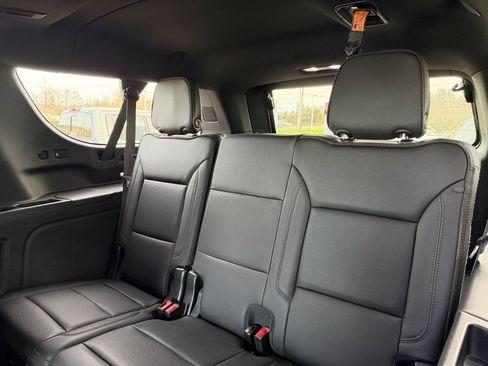 Used 2023 Chevrolet Suburban High Country image 33