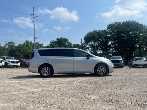 Used 2024 Chrysler Pacifica Touring-L FWD image 8
