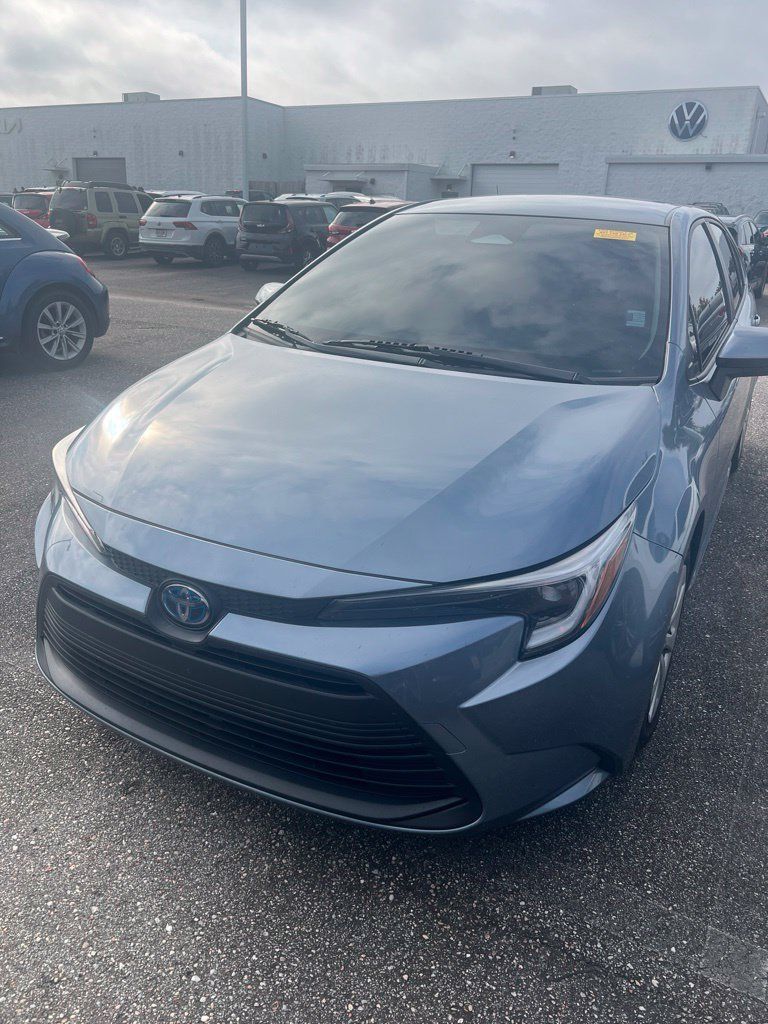 Used 2025 Toyota Corolla LE FWD image 14