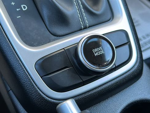 Used 2024 Hyundai Venue SEL image 19