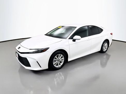 Used 2025 Toyota Camry LE image 3