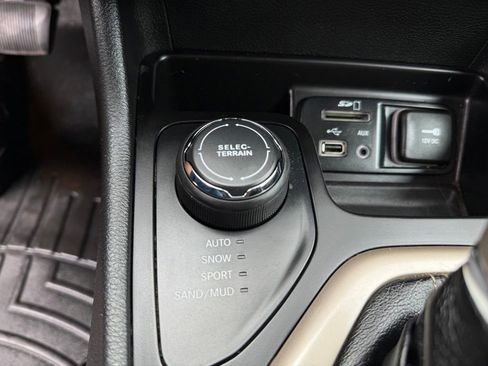 Used 2016 Jeep Cherokee Latitude w/ Cold Weather Group AWD/4WD image 32