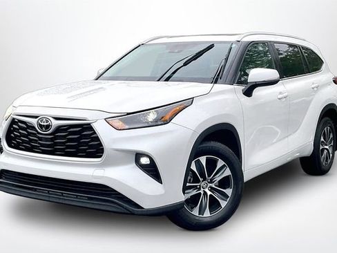 Used 2025 Toyota Highlander XLE AWD/4WD image 2
