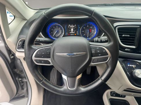 Used 2017 Chrysler Pacifica Touring-L FWD image 14
