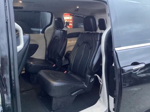 Used 2018 Chrysler Pacifica Touring-L Plus w/ Tire & Wheel Group image 6