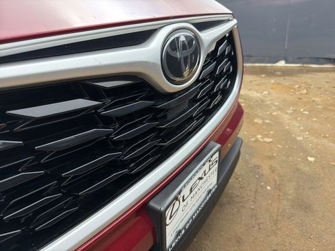Used 2020 Toyota Highlander XLE AWD/4WD image 36