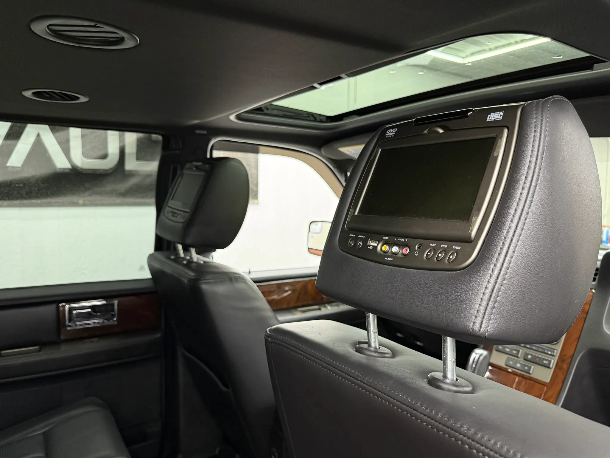 Used 2014 Lincoln Navigator 4WD image 11