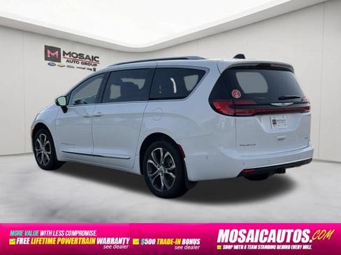 Used 2025 Chrysler Pacifica Pinnacle w/ Trailer Tow Group AWD/4WD image 5
