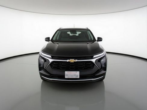 Used 2025 Chevrolet Trax LT FWD image 2