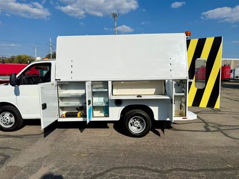 Used 2018 GMC Savana 3500 w/ Power Convenience Package image 6