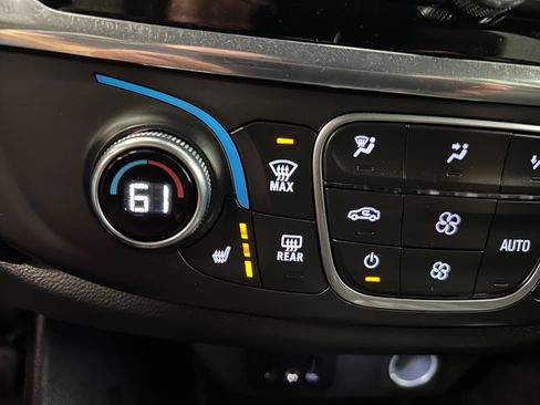 Used 2023 Chevrolet Traverse LT FWD image 39