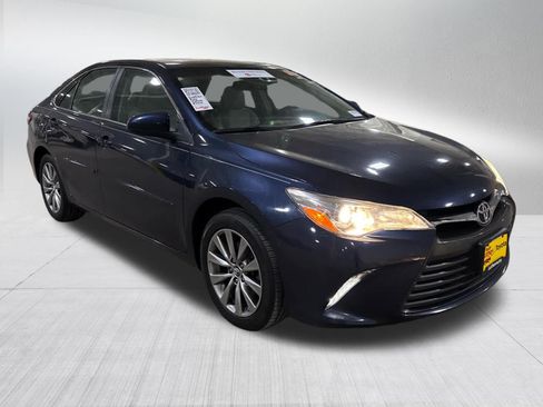 Used 2017 Toyota Camry XLE w/ Moonroof Package FWD image 5