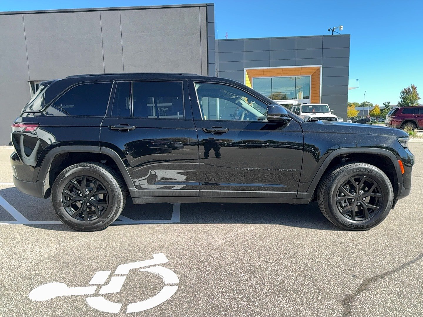 Used 2025 Jeep Grand Cherokee Altitude AWD/4WD image 10