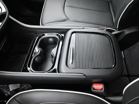 New 2027 Chrysler Pacifica Limited AWD/4WD image 26