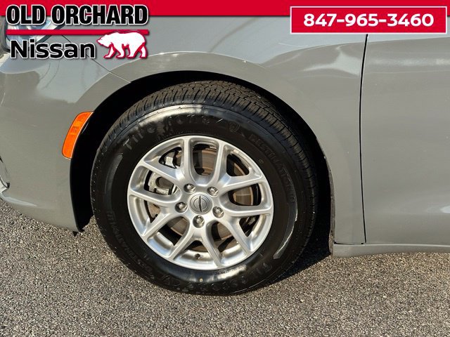 Used 2023 Chrysler Pacifica Touring-L FWD image 7