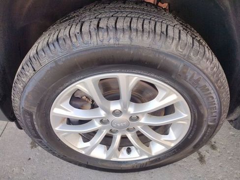 Used 2019 Jeep Cherokee Latitude w/ Cold Weather Group image 28