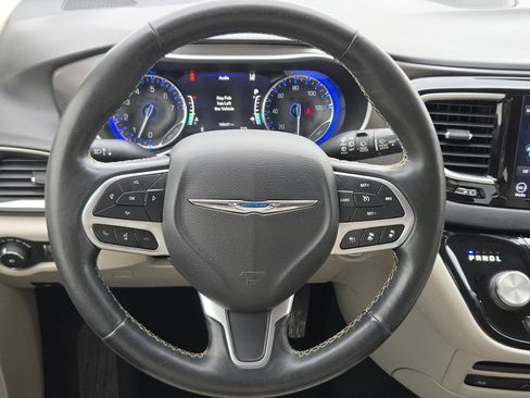 Used 2020 Chrysler Pacifica Touring-L Plus FWD image 18