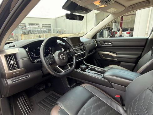 Used 2025 Nissan Pathfinder Platinum FWD image 11