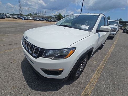 Used 2018 Jeep Compass Latitude w/ Popular Equipment Group FWD image 4